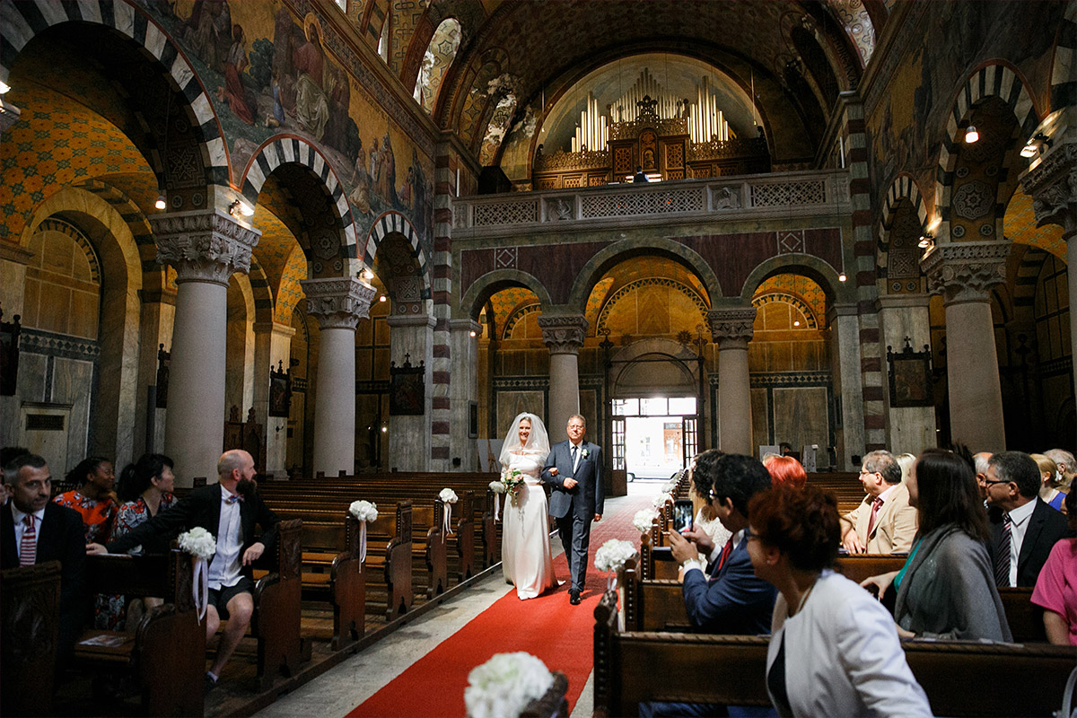 Hochzeitsfoto vom Einzug der Braut bei Berlin-Mitte-Hochzeit in Herz Jesu Kirche - Soho House Berlin Hochzeitsfotograf © www.hochzeitslicht.de