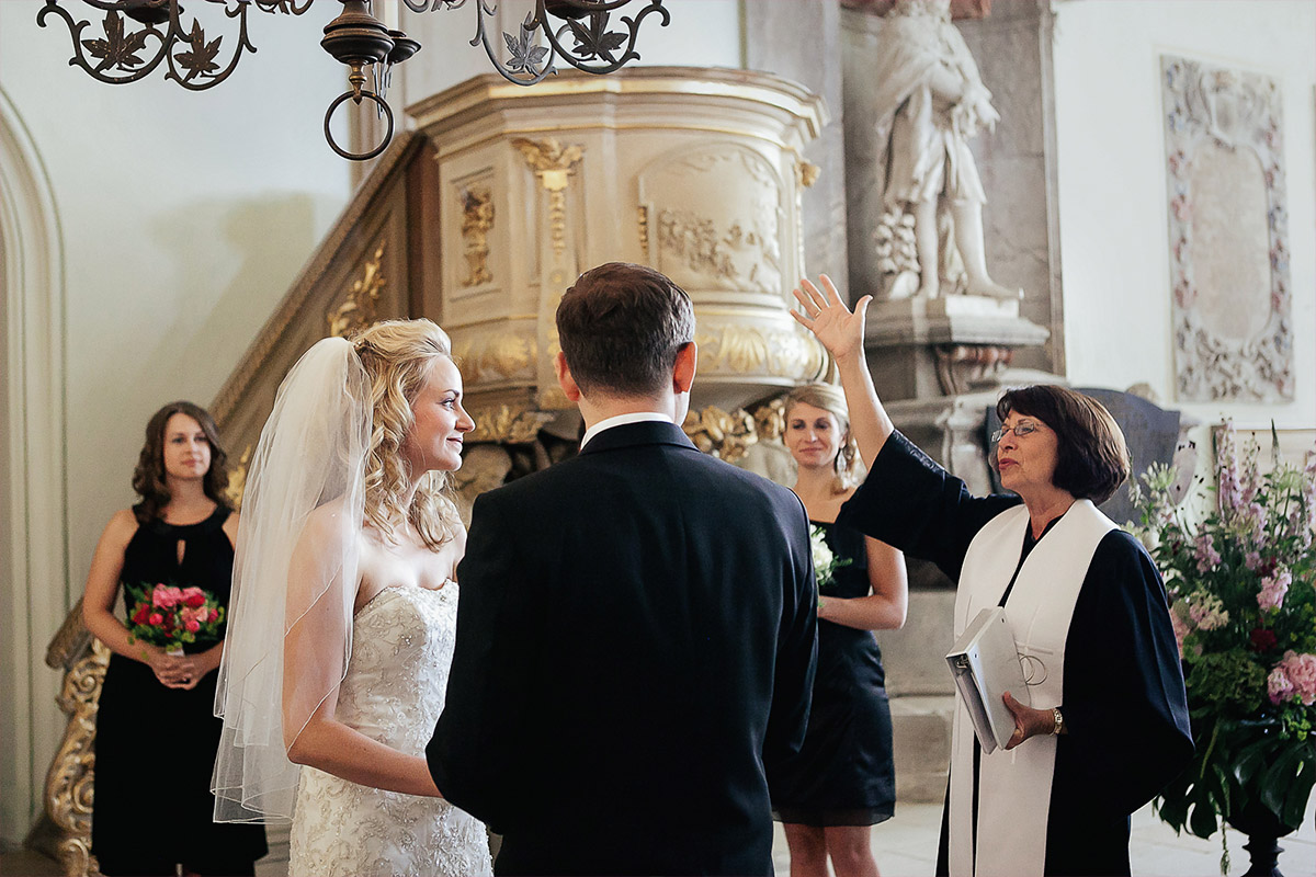 Hochzeitsfoto von kirchlicher Trauung bei Schloss Boitzenburg Hochzeit im Boitzenburger Land © Hochzeitsfotograf Berlin www.hochzeitslicht.de