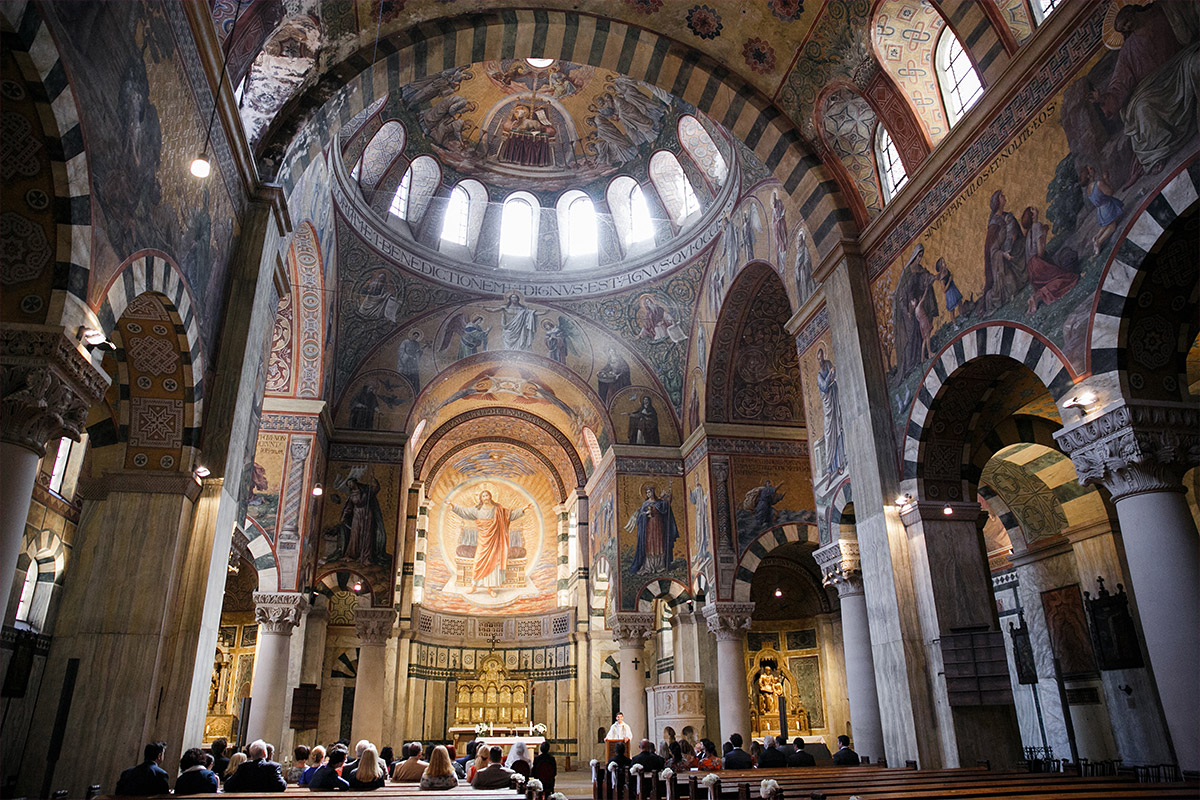 Hochzeitsfoto von kirchlicher Trauung in Herz Jesu Kirche Berlin-Mitte - Soho House Berlin Hochzeitsfotograf © www.hochzeitslicht.de