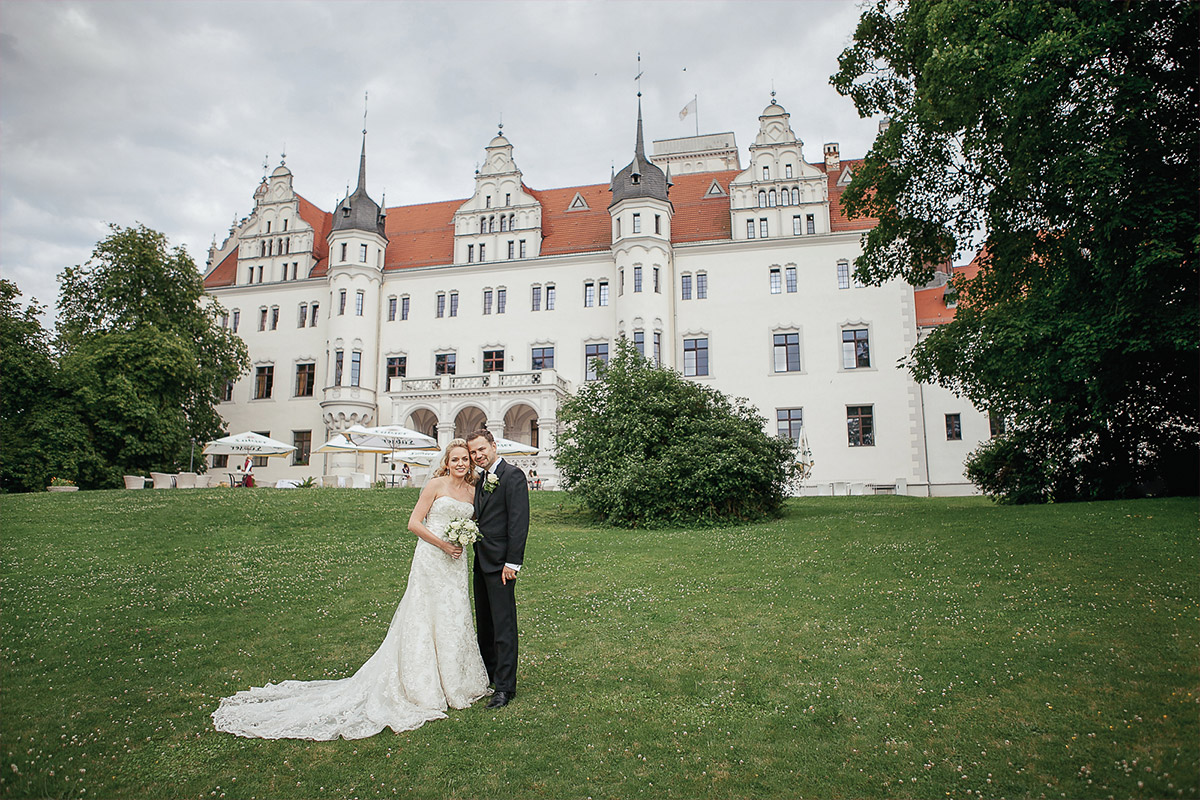 Brautpaarfoto vor Schloss Boitzenburg bei Schloss Boitzenburg Hochzeit Uckermark © Hochzeitsfotograf Berlin www.hochzeitslicht.de