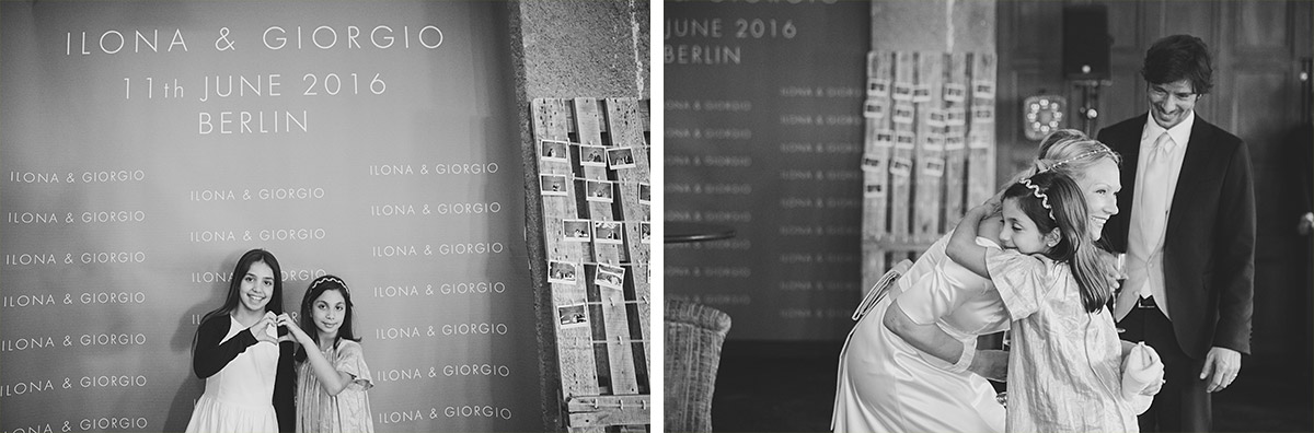 Hochzeitsfoto von Mädchen und Brautpaar bei Gratualtion während Soho House Berlin Hochzeit - Soho House Berlin Hochzeitsfotograf © www.hochzeitslicht.de