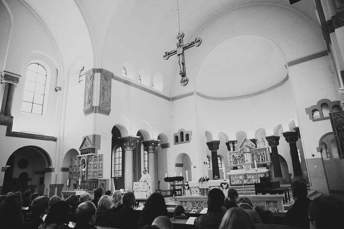 Hochzeitsreportagefoto von Trauung in katholischer Kirche St. Marien Liebfrauen in Berlin-Kreuzberg © Hochzeit Berlin www.hochzeitslicht.de