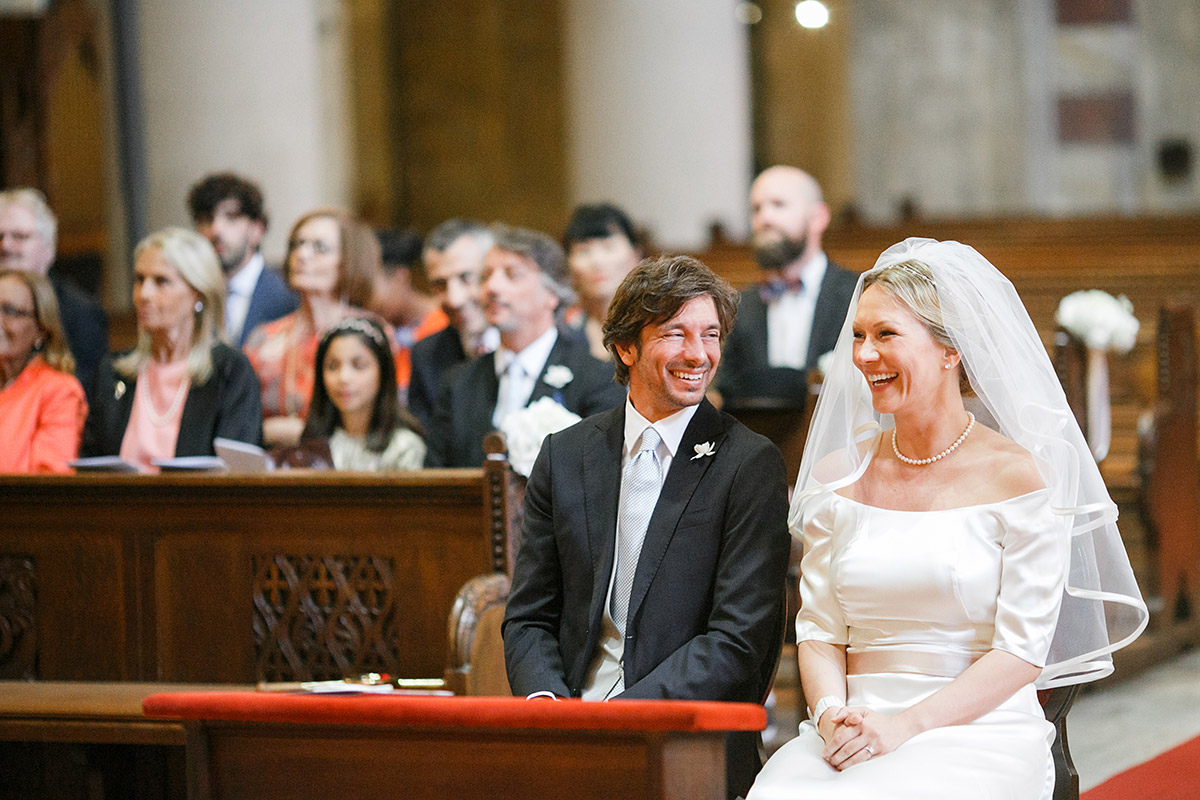 ungestelltes Hochzeitsfoto von Brautpaar in Herz Jesu Kirche Prenzlauer Berg - Soho House Berlin Hochzeitsfotograf © www.hochzeitslicht.de