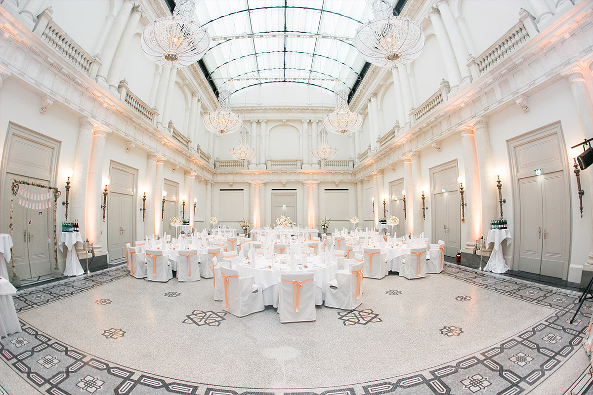 dekorierter Ballsaal bei Hotel de Rome Berlin Hochzeit - Hotel de Rome Berlin Hochzeitsfotograf © www.hochzeitslicht.de