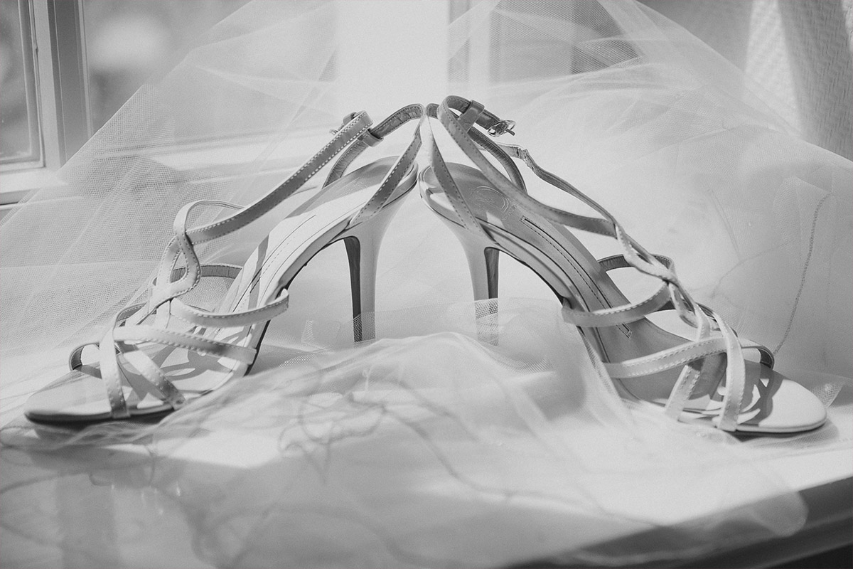 Detailfoto der Brautschuhe auf Schleier bei Hochzeit auf Schloss Boitzenburg in der Uckermark © Hochzeitsfotograf Berlin www.hochzeitslicht.de