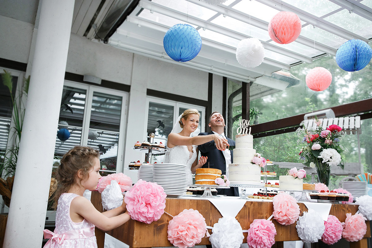 Hochzeitsfoto vom Anschneiden der Hochzeitstorte bei Seelodge Kremmen Hochzeit - Seelodge Kremmen Hochzeitsfotograf © www.hochzeitslicht.de