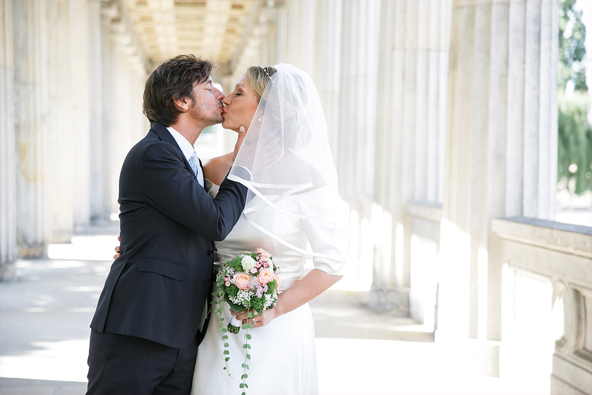 Brautpaarfoto bei stilvoller Soho House Berlin Hochzeit - Soho House Berlin Hochzeitsfotograf © www.hochzeitslicht.de