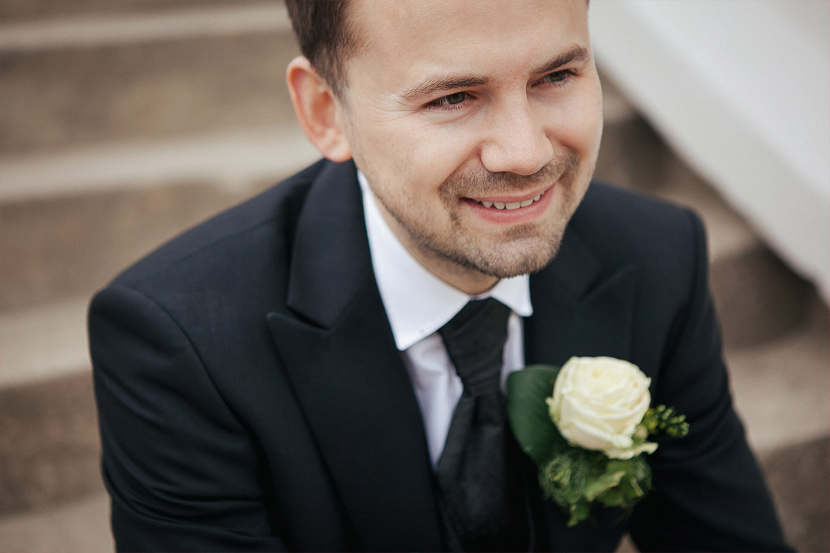 Hochzeitsportrait von Bräutigam aufgenommen von Hochzeitsfotograf bei eleganter Schlosshochzeit auf Schloss Boitzenburg Uckermark © Hochzeitsfotograf Berlin www.hochzeitslicht.de