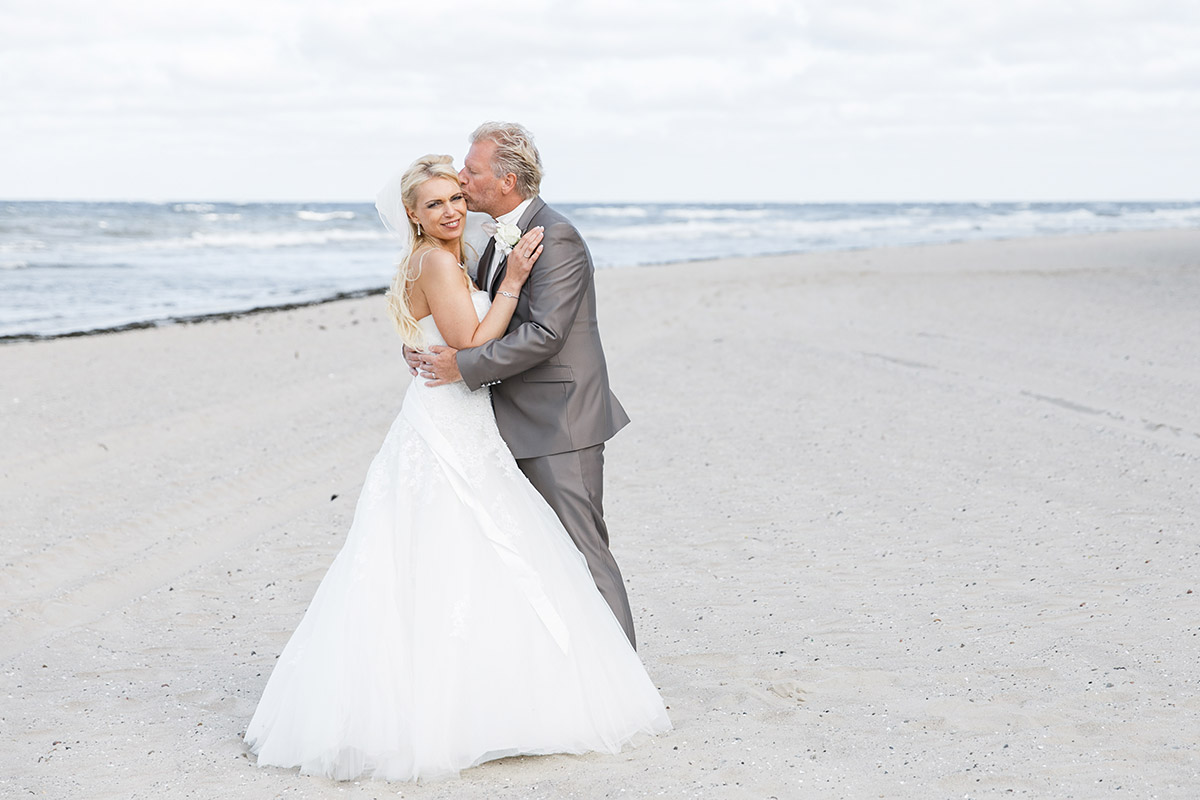 Brautpaarfoto am Strand bei Ostsee-Hochzeit auf Rügen - Ostsee Hochzeitsfotograf © www.hochzeitslicht.de