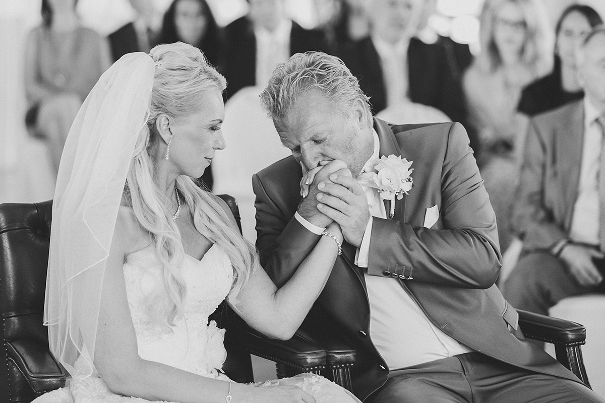 emotionales Hochzeitsfoto während Trauung bei Ostsee-Hochzeit auf Rügen - Ostsee Hochzeitsfotograf © www.hochzeitslicht.de