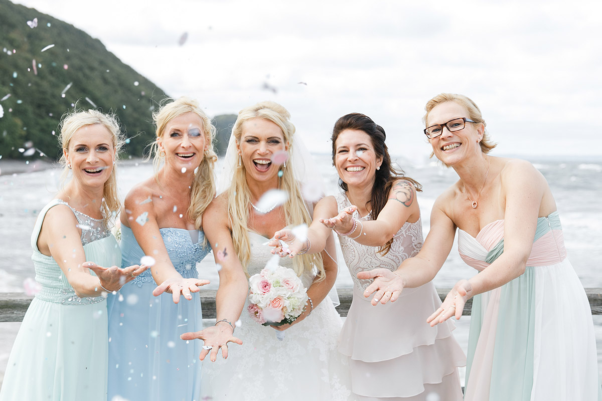 Hochzeitsfoto von Braut mit Brautjungfern am Strand bei Hochzeit auf Seebrücke Sellin Rügen - Ostsee Hochzeitsfotograf © www.hochzeitslicht.de