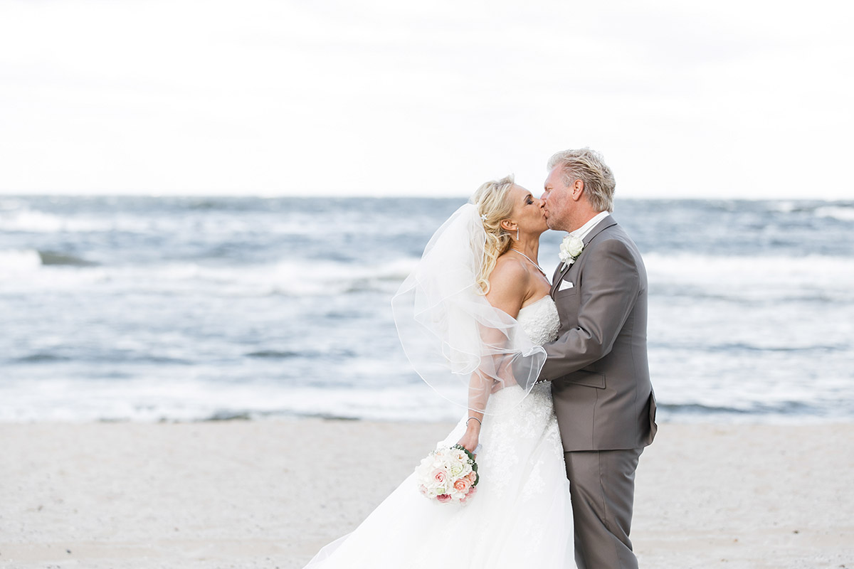 romantisches Brautpaarfoto am Strand bei Ostsee-Hochzeit auf Rügen - Ostsee Hochzeitsfotograf © www.hochzeitslicht.de