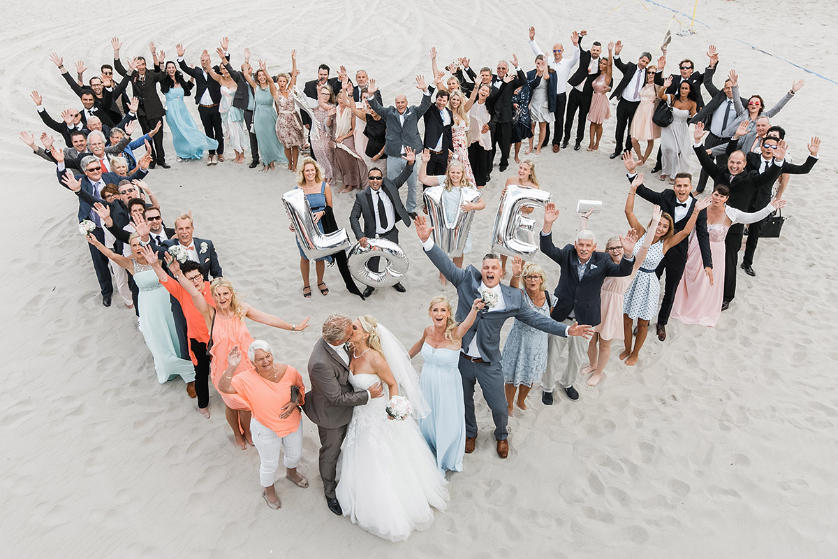 Gruppenfoto in Herzform bei Hochzeit in Sellin an der Ostsee - Ostsee Hochzeitsfotograf © www.hochzeitslicht.de