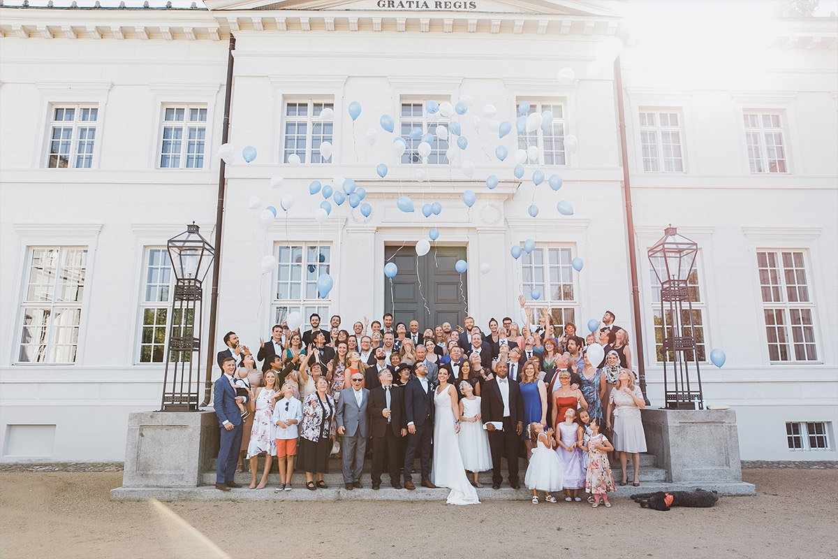 Gruppenfoto von Hochzeitsgesellschaft bei Schloss Neuhardenberg Hochzeit - Schloss Neuhardenberg Hochzeitsfotograf © www.hochzeitslicht.de