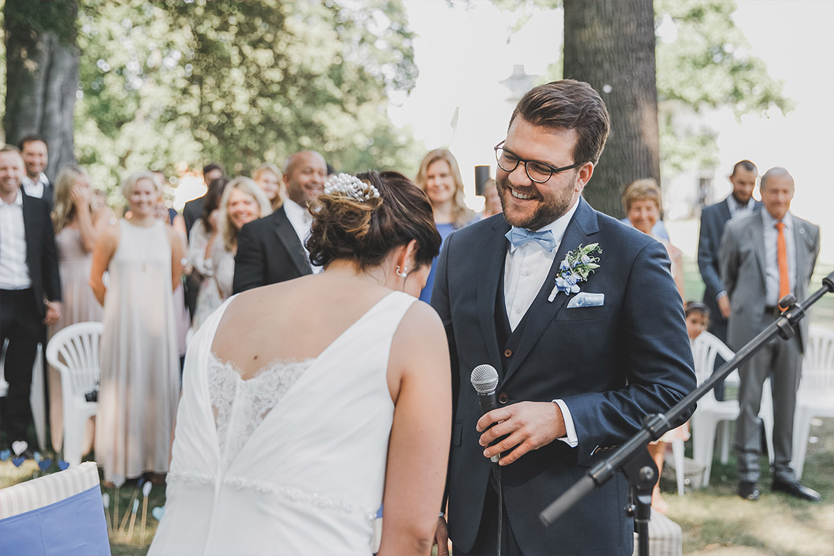 authentisches Hochzeitsfoto von Trauung im Freien bei Schloss Neuhardenberg Hochzeit - Schloss Neuhardenberg Hochzeitsfotograf © www.hochzeitslicht.de