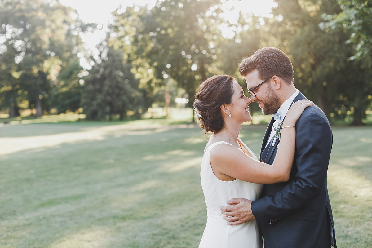 romantisches Brautpaarfoto im Park bei Schloss Neuhardenberg Hochzeit - Schloss Neuhardenberg Hochzeitsfotograf © www.hochzeitslicht.de