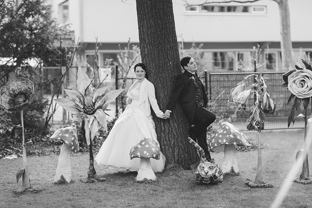 Brautpaarfoto bei kreativer Hochzeit zum Motto Alice im Wunderland in Berlin - Hochzeitsfotograf Berlin © www.hochzeitslicht.de