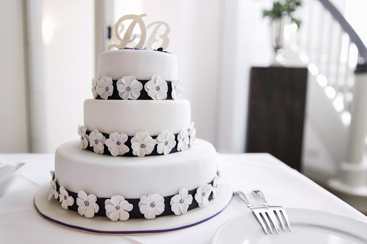 dreistöckige Hochzeitstorte bei Schloss Kartzow Hochzeit - Schloss Kartzow Hochzeitsfotograf © www.hochzeitslicht.de