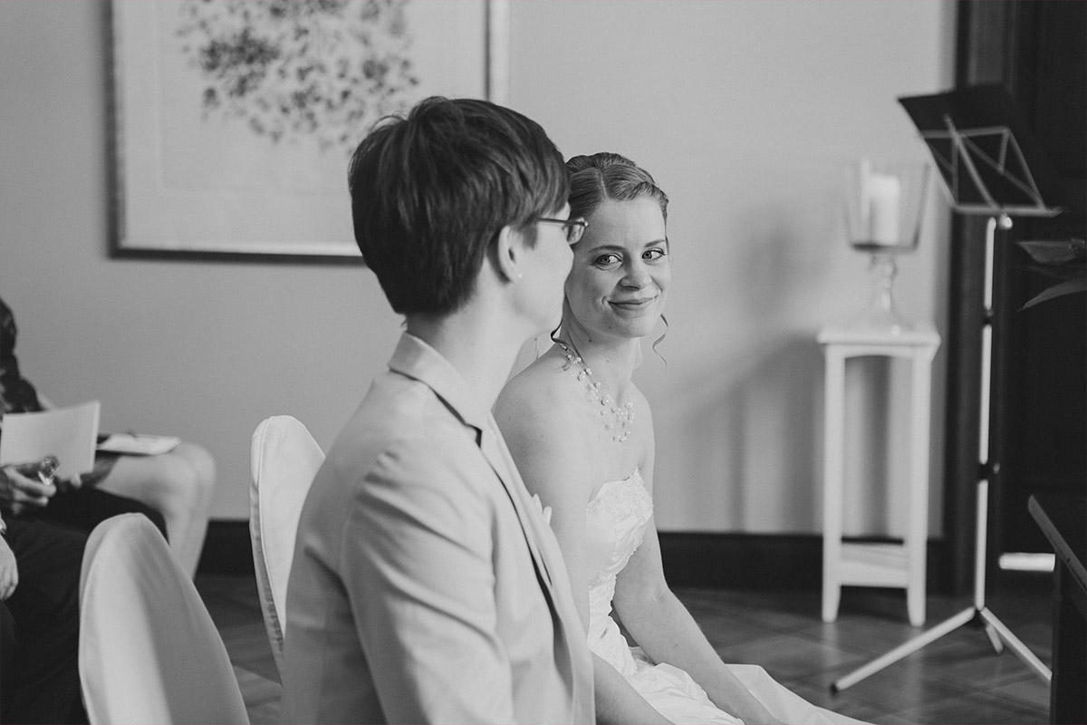 Fotos während Trauung - Schloss Kartzow Hochzeitsfotograf © www.hochzeitslicht.de