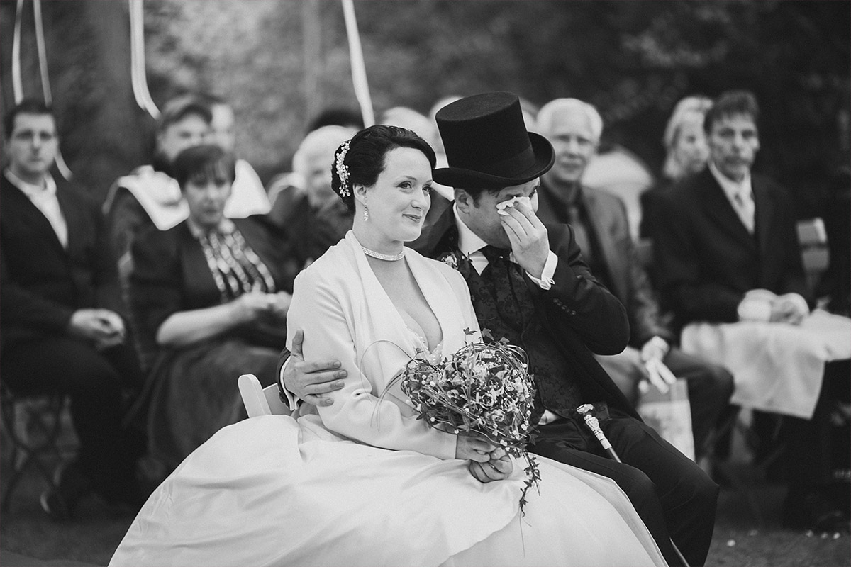 authentische Hochzeitsfotografie von Braut und Bräutigam während freier Trauung bei Mottohochzeit - Alice im Wunderland Hochzeit Hochzeitsfotograf Berlin © www.hochzeitslicht.de