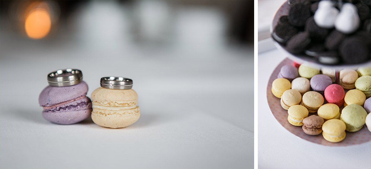 Detailaufnahme der Eheringe mit Macarons bei gleichgeschlechtlicher Hochzeit - Schloss Kartzow Hochzeitsfotograf © www.hochzeitslicht.de