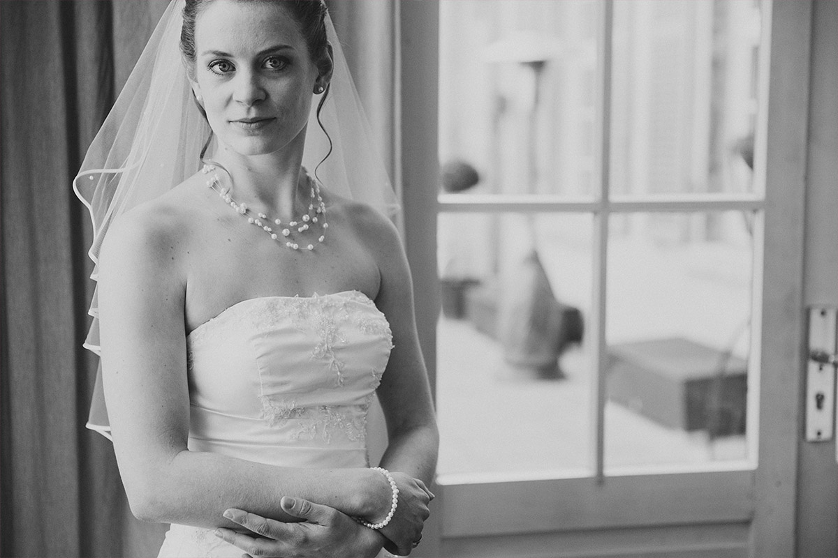 Braut bei Winterhochzeit auf Schloss Kartzow, Potsdam - Schloss Kartzow Hochzeitsfotograf © www.hochzeitslicht.de