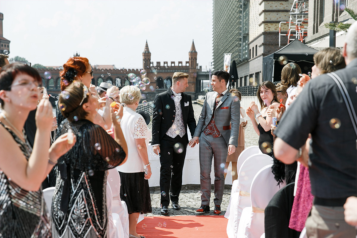 Hochzeitsfoto vom Auszug der Bräutigame bei Gay Wedding - Spreespeicher Berlin Hochzeitsfotograf © www.hochzeitslicht.de