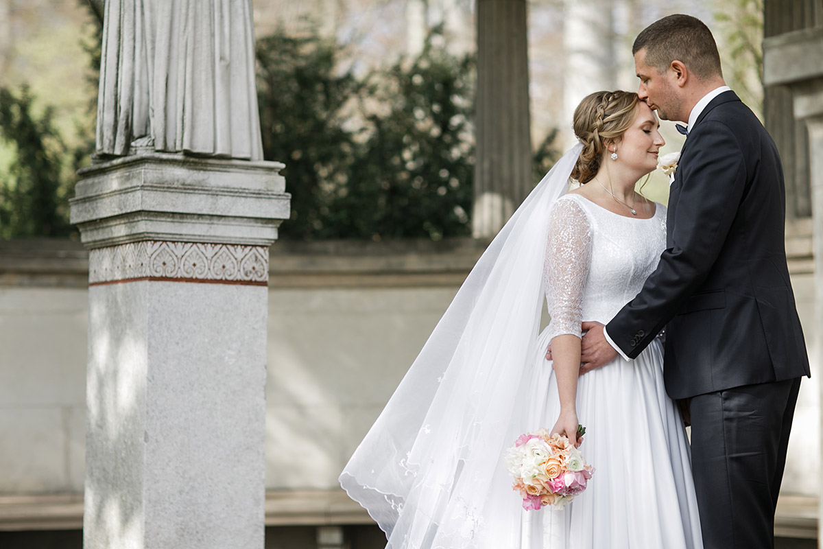 Brautpaarfoto bei Löwenpalais Berlin Hochzeit in Grunewald - Löwenpalais Berlin Hochzeitsfotograf © www.hochzeitslicht.de