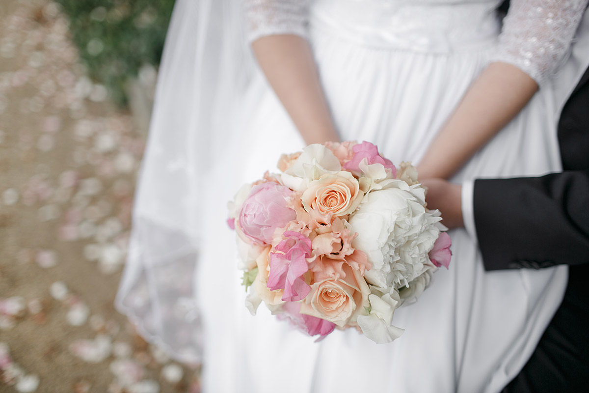 Hochzeitsfoto von Brautstrauß aus Rosen und Pfingstrosen in Pastelltönen bei Hochzeit im Löwenpalais Berlin-Grunewald - Löwenpalais Berlin Hochzeitsfotograf © www.hochzeitslicht.de