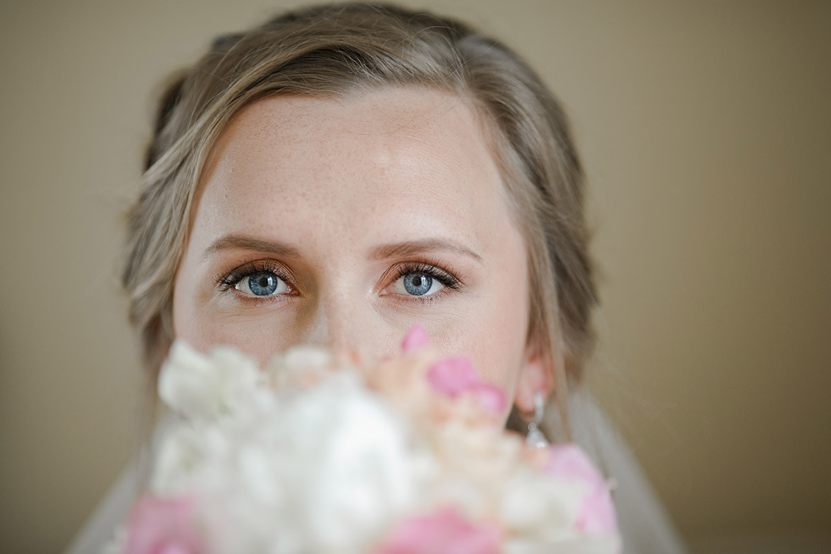 Hochzeitsportrait der Braut am Hochzeitstag bei Vorbereitungen im Regent Berlin - Hotel Regent Berlin Hochzeitsfotograf © www.hochzeitslicht.de