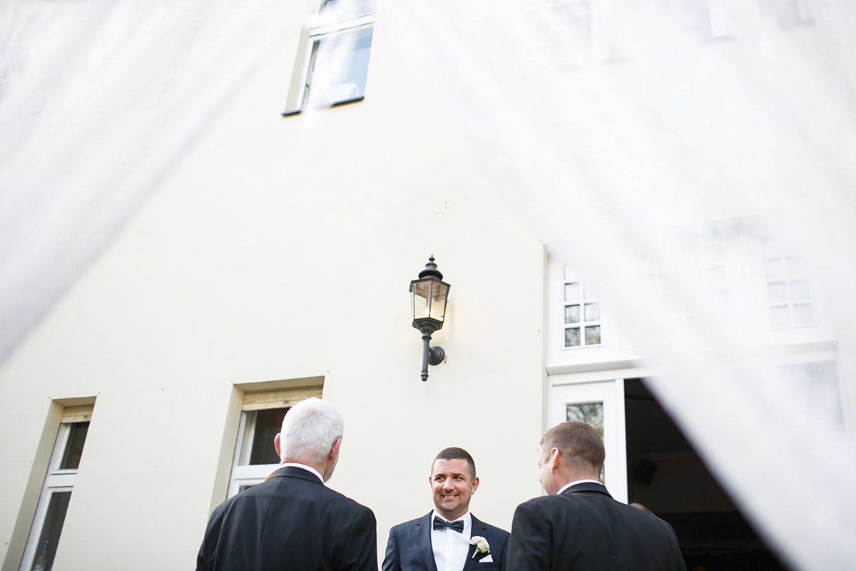 Hochzeitsreportagefotos von wartendem Bräutigam mit Gästen bei Löwenpalais Berlin Hochzeit - Löwenpalais Berlin Hochzeitsfotograf © www.hochzeitslicht.de