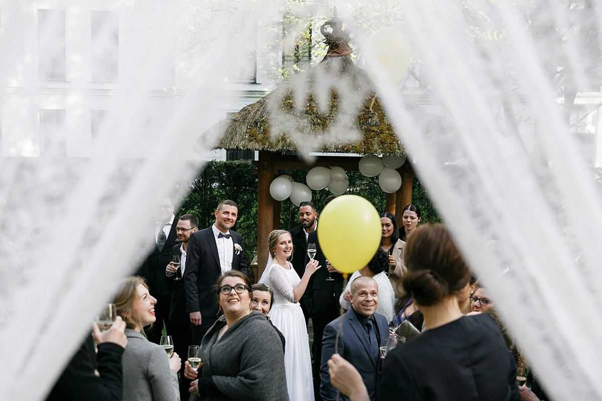 Hochzeitsreportagefoto bei Hochzeitsfeier im Garten des Löwenpalais Berlin-Grunewald - Löwenpalais Berlin Hochzeitsfotograf © www.hochzeitslicht.de