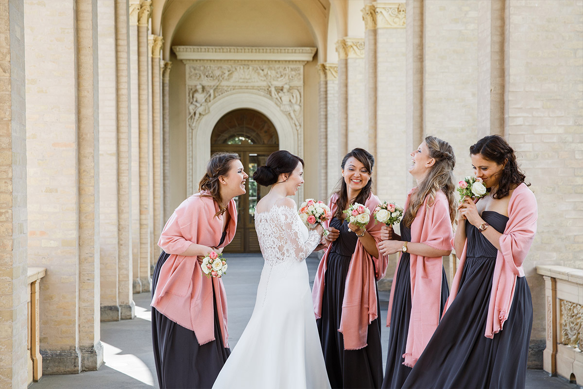 Hochzeitsreportagefoto von Braut mit Brautjungfern bei Potsdam-Hochzeit - Belvedere Pfingstberg Potsdam Hochzeitsfotograf © www.hochzeitslicht.de