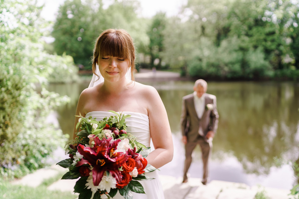 Hochzeitsfoto Brautpaar Wasser - Dorfkirche Britz Hochzeitsfotograf © www.hochzeitslicht.de