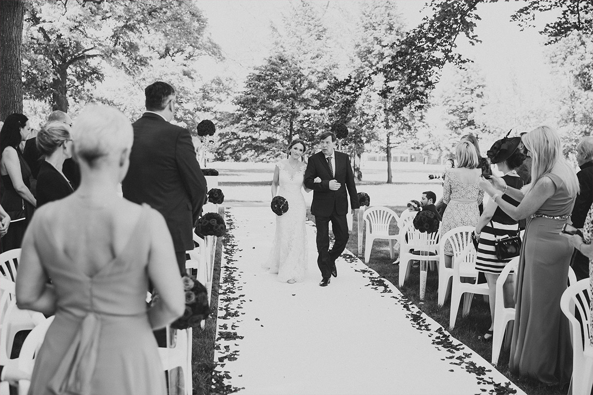 Hochzeitsreportage-Foto vom Einzug der Braut bei Hochzeit im Garten von Schloss Neuhardenberg - Schloss Neuhardenberg Hochzeitsfotograf © www.hochzeitslicht.de