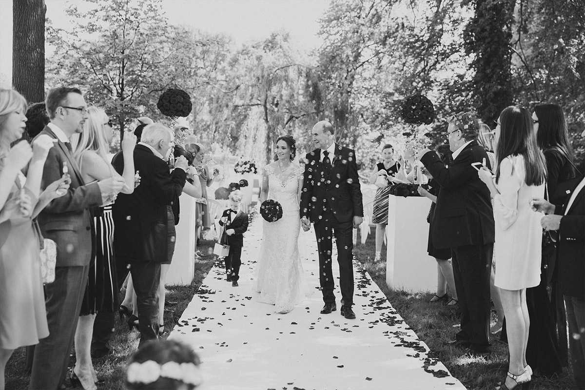 authentisches Hochzeitsfoto vom Auszug des Brautpaares nach Trauung bei klassicher Schlosshochzeit - Schloss Neuhardenberg Hochzeitsfotograf © www.hochzeitslicht.de