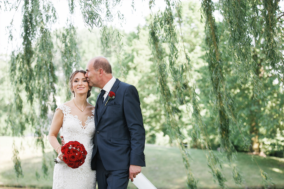 Brautpaarfoto im Grünen bei Schloss Neuhardenberg Hochzeit - Schloss Neuhardenberg Hochzeitsfotograf © www.hochzeitslicht.de