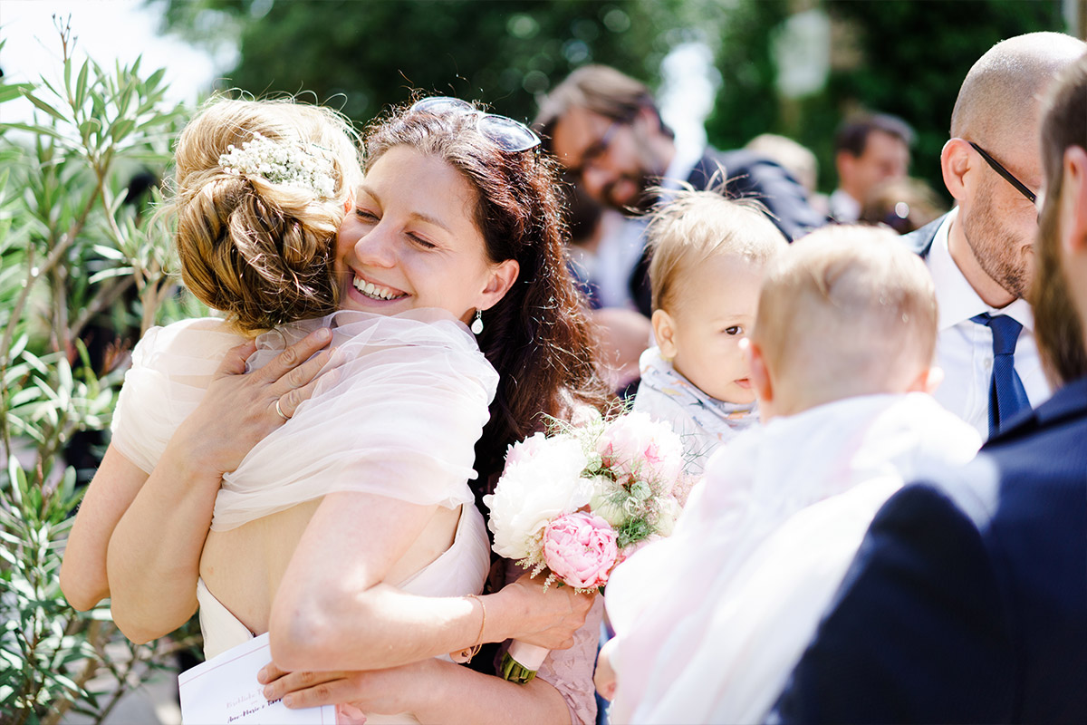 Hochzeitsfotografie Gratulation nach Trauung kirchliche Hochzeit - Villa Blumenfisch Berlin Hochzeitsfotograf © www.hochzeitslicht.de