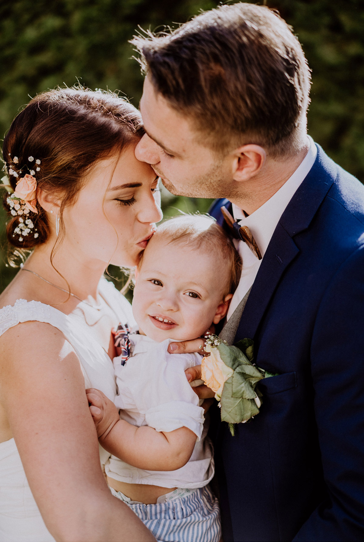 Hochzeit Gruppenfoto Ideen: Brautpaar Familie mit Kind nach Standesamt Gruppenbild lustig, kreativ, dynamisch, witzig, cool Gruppen-Fotoshooting-Ideen im Blog von © www.hochzeitslicht.de Hochzeitsfotograf Berlin #hochzeitslicht #gruppenbilder #gruppenfotos