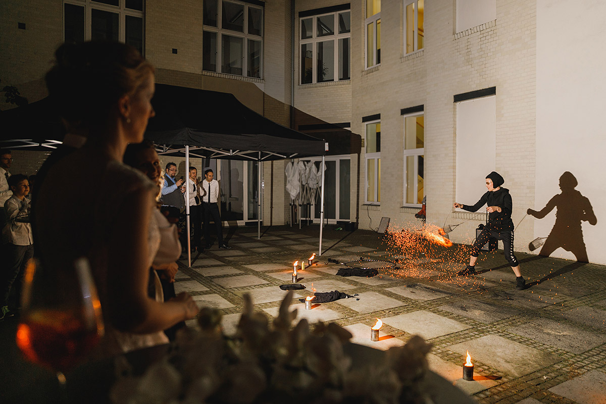 Hochzeitsreportagefoto von Feuer-Performance im Innenhof der Kunztschule bei Berlin-Mitte Hochzeit - Kunztschule Berlin-Mitte Hochzeitsfotograf © www.hochzeitslicht.de