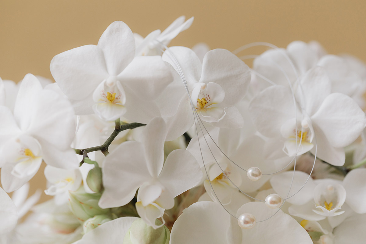 Detailfoto von Kette der Braut und Brautstrauß aus weißen Orchideen - Kunztschule Berlin-Mitte Hochzeitsfotograf © www.hochzeitslicht.de