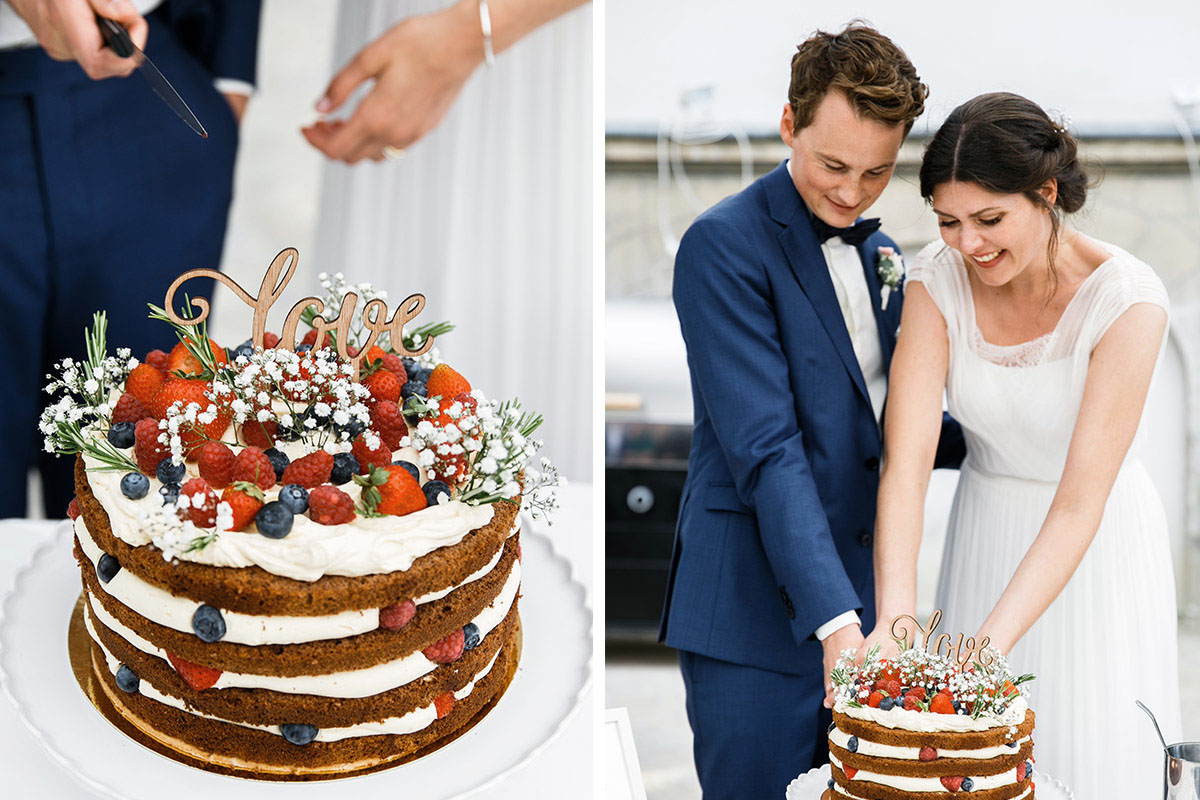 Hochzeitsfotos vom Anschneiden der sommerlichen Hochzeitstorte mit Beeren - Gästehaus Villa Blumenfisch am Großen Wannsee Berlin Hochzeitsfotograf © www.hochzeitslicht.de