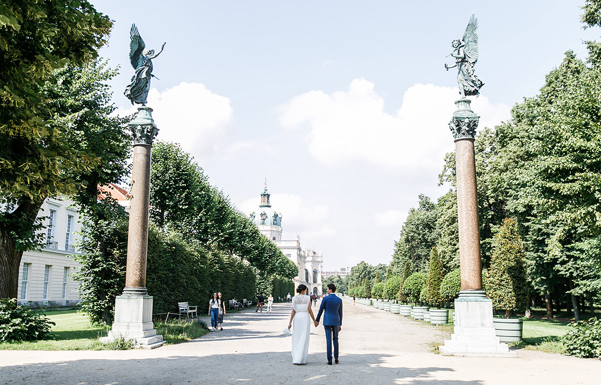 Hochzeitsfoto von Brautpaar bei Fotoshooting am Schloss Charlottenburg - Gästehaus Villa Blumenfisch am Großen Wannsee Berlin Hochzeitsfotograf © www.hochzeitslicht.de