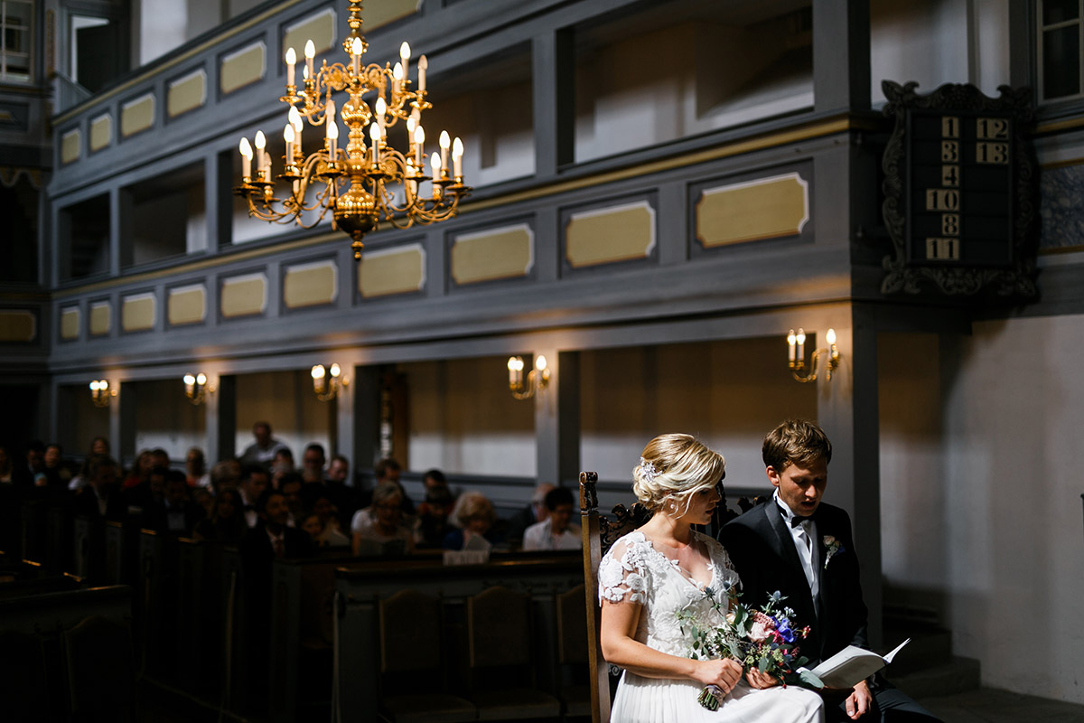 stimmungsvolles Hochzeitsfoto bei kirchlicher Trauung - Göhrischgut bei Meißen Scheunenhochzeit Hochzeitsfotograf © www.hochzeitslicht.de
