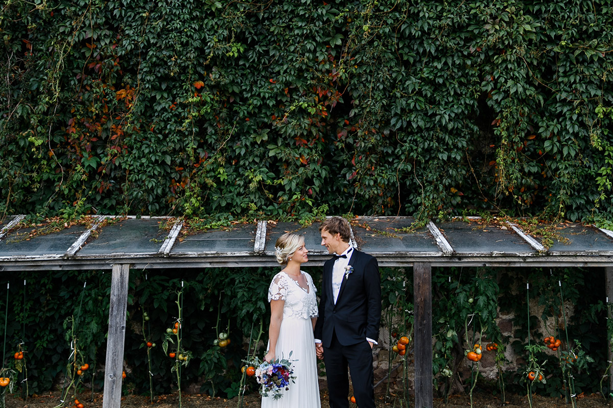 romantische Hochzeitsfotografie von Brautpaar - Göhrischgut bei Meißen Scheunenhochzeit Hochzeitsfotograf © www.hochzeitslicht.de