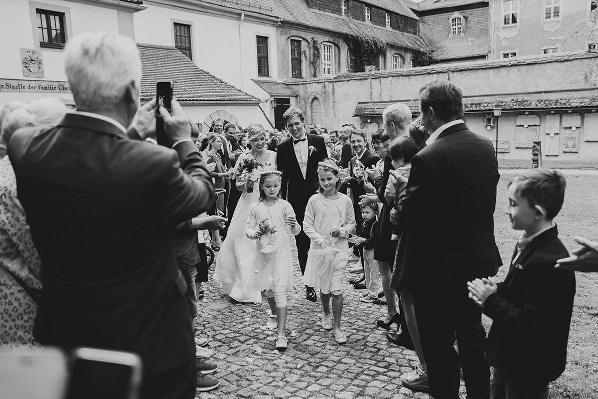 Hochzeitsreportagefoto vom Auszug des Brautpaares nach Trauung - Göhrischgut bei Meißen Scheunenhochzeit Hochzeitsfotograf © www.hochzeitslicht.de