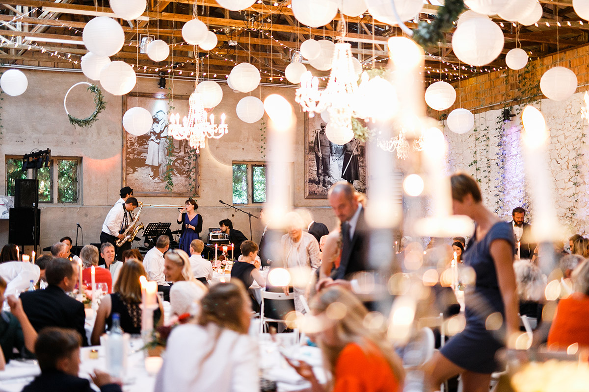 Hochzeitsfoto von dekorierter Scheune bei Hochzeitsfeier am Abend - Göhrischgut bei Meißen Scheunenhochzeit Hochzeitsfotograf © www.hochzeitslicht.de