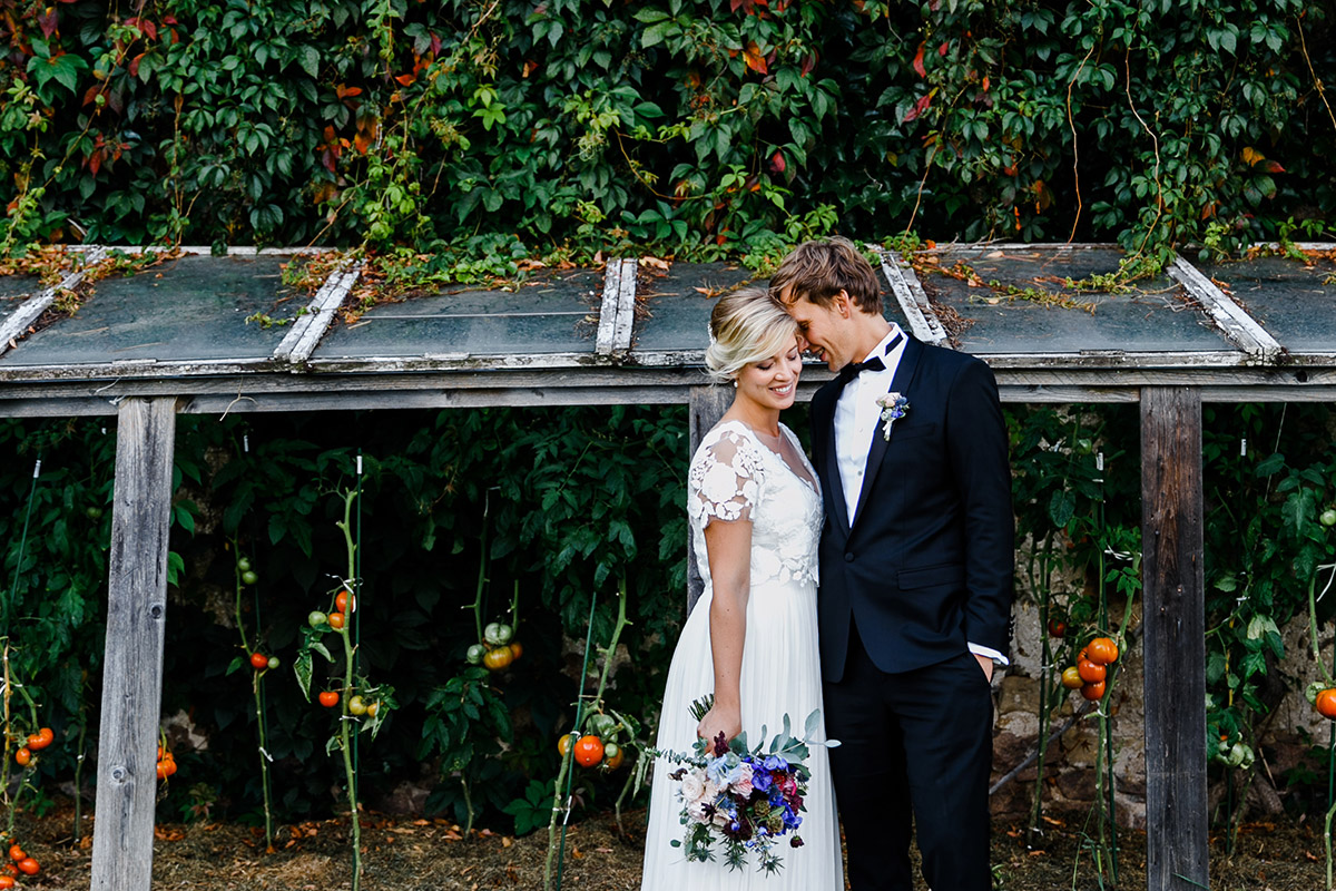 romantisches Brautpaarfoto vor rustikalem Gewächshaus - Göhrischgut bei Meißen Scheunenhochzeit Hochzeitsfotograf © www.hochzeitslicht.de