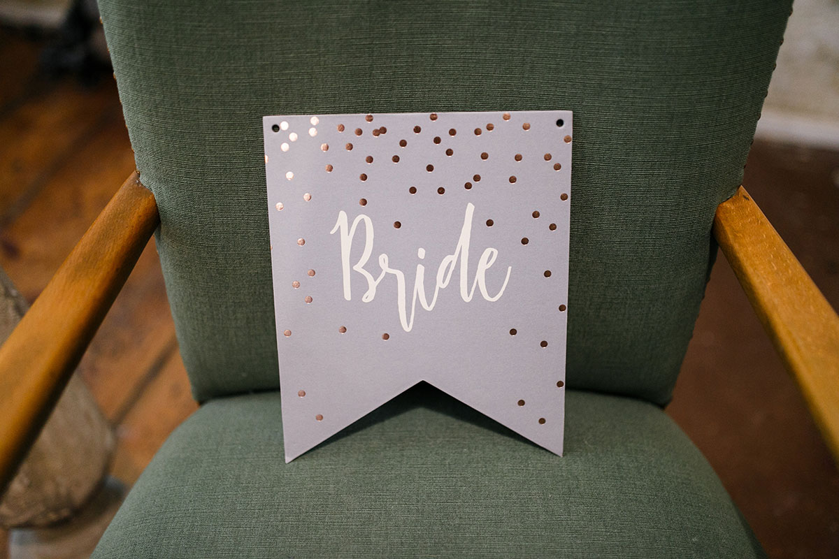 Hochzeitsfoto von Stuhl der Braut - Urbane Hochzeit Berlin Friedrichshain Hochzeitsfotograf © www.hochzeitslicht.de Hochzeitsfotos von Stühlen des Brautpaares - Urbane Hochzeit Berlin Friedrichshain Hochzeitsfotograf © www.hochzeitslicht.de