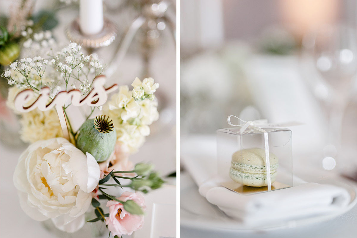 Hochzeitsfoto von eleganter Tischdekoration mit hellen Blumen und pastellfarbenen Macarons - Gästehaus Villa Blumenfisch am Großen Wannsee Berlin Hochzeitsfotograf © www.hochzeitslicht.de